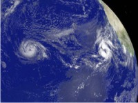 Imagen satelital de las tormentas tropicales 'Ike' (izquierda) y 'Josephine' (derecha).